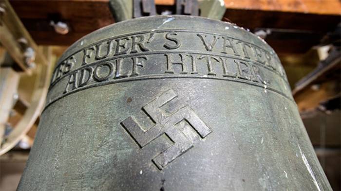 В Германии удалили свастику с "колокола Гитлера"