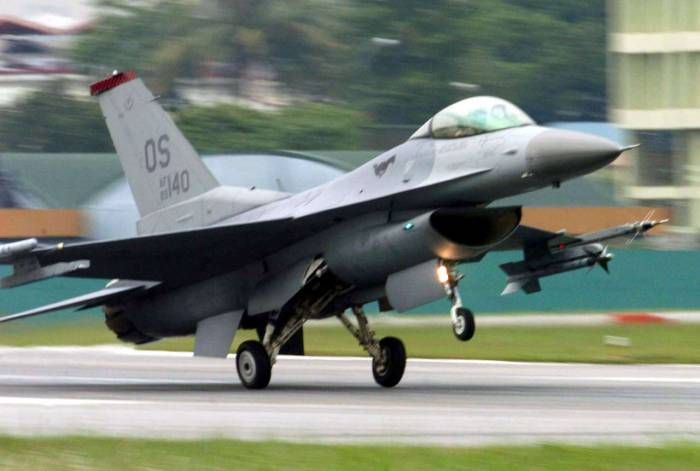 Словакия закупит в США истребители F-16 и авиаракеты
