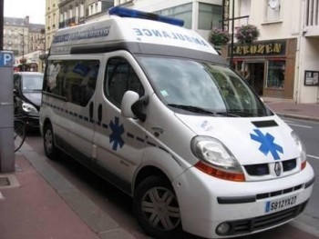 На севере Франции автомобиль въехал в жилой дом, погибли два человека
