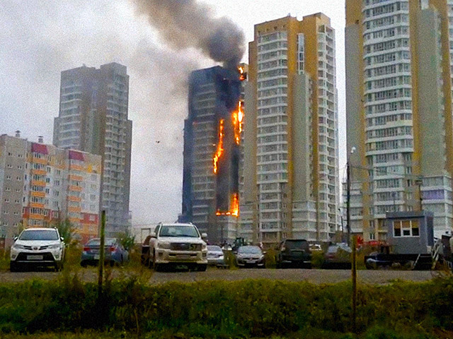 В Баку горит многоэтажный жилой дом - ВИДЕО 