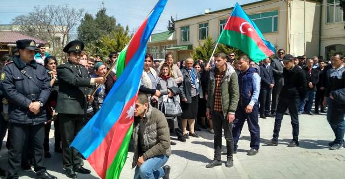 Азербайджанских новобранцев торжественно провожают на военную 