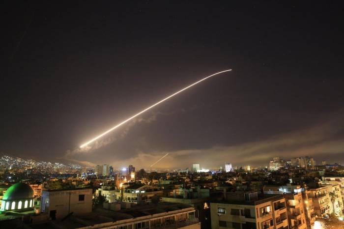 Ударам в Сирии подвергся военный аэродром и база ПВО