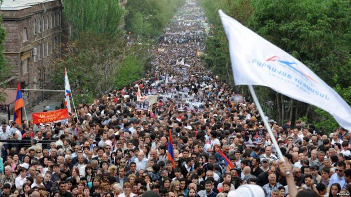 Армению охватила волна протестов: противники Саргсяна ворвались в здание колледжа - ВИДЕО 
