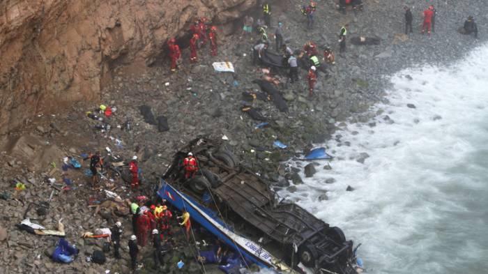 В Перу при падении автобуса в пропасть погибли семь человек
