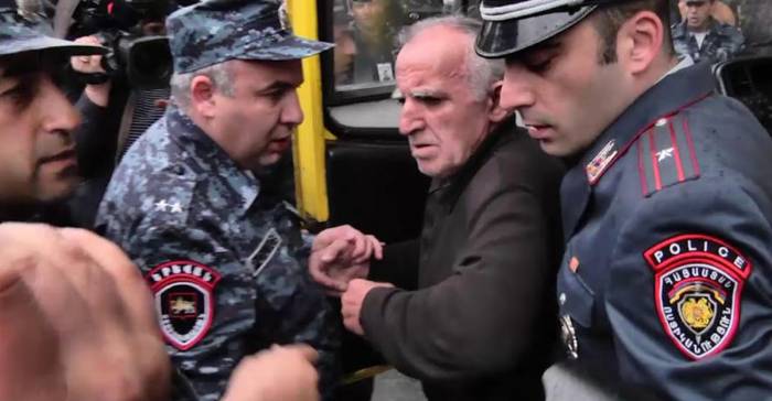 Водитель отказался помогать полиции и бросил автобус с задержанными в Ереване - ВИДЕО 
