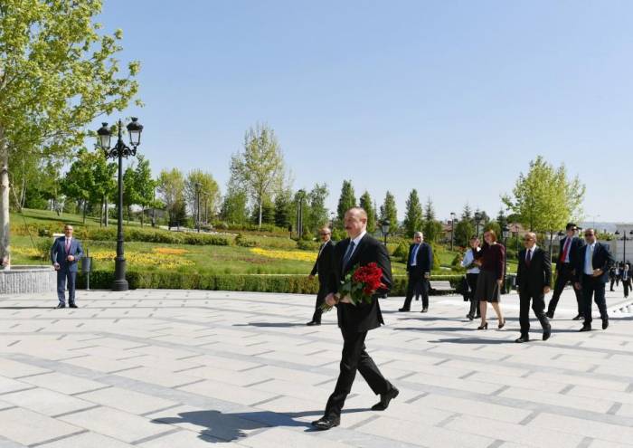 Ильхам Алиев посетил памятник великому лидеру в парке Гейдара Алиева в Анкаре - ФОТО