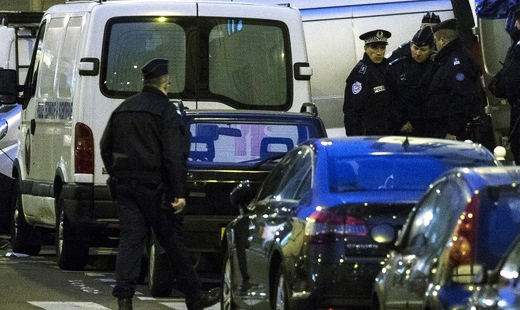У дома президента Франции полиция задержала двух человек
