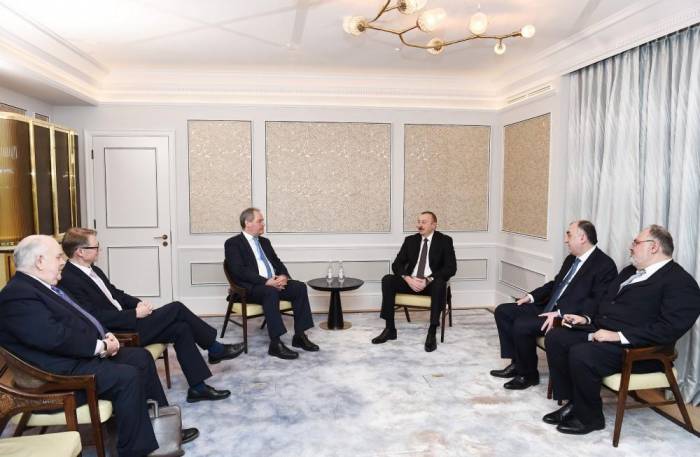 Ильхам Алиев встретился с группой членов британского парламента - ФОТО