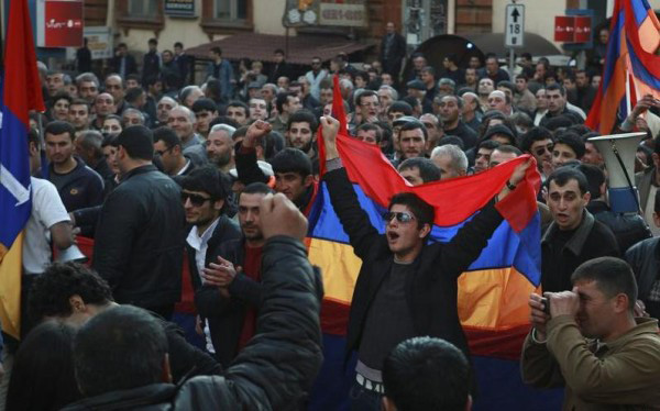 В центре Еревана начался митинг оппозиционеров