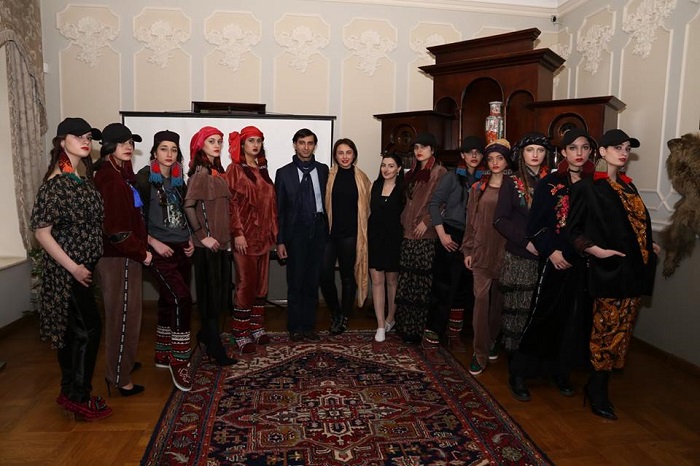 Фотовыставка «Дефиле сквозь время: каноны женской моды в Азербайджане»- ФОТО