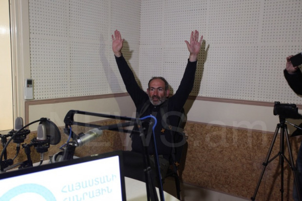 Пашинян и его сторонники ворвались в здание Общественного радио Армении- ВИДЕО