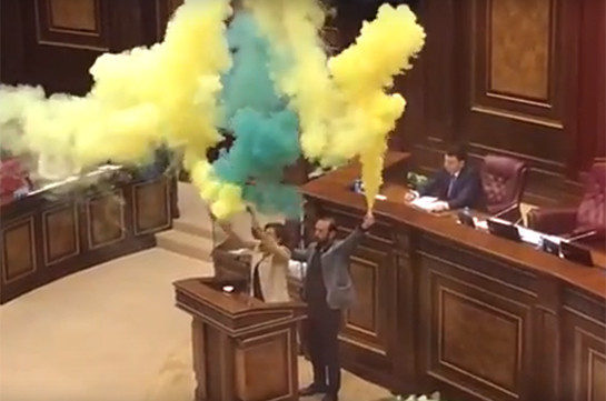 Протест против Саргсяна: депутаты зажгли факелы - ВИДЕО