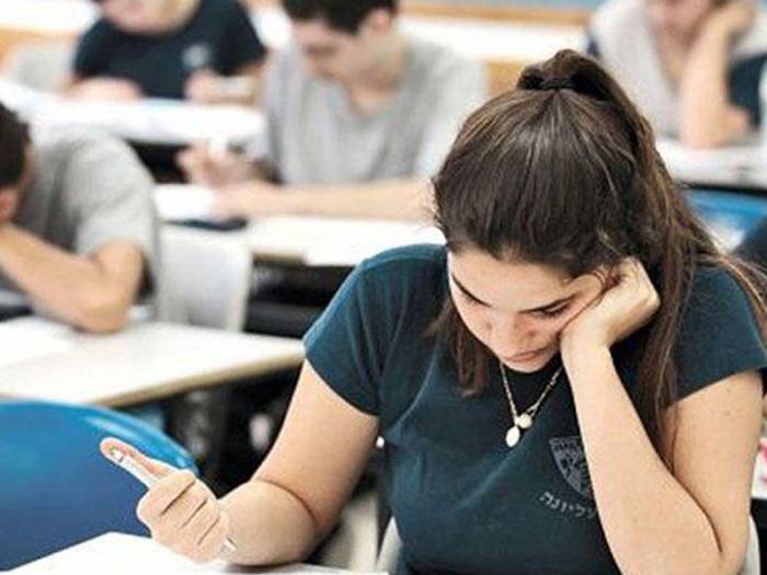 В Азербайджане проводится первый испытательный экзамен