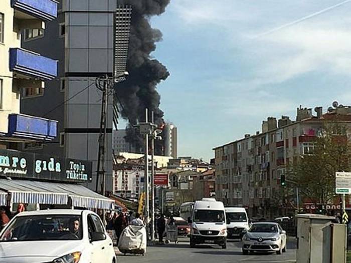 В Стамбуле горит больница