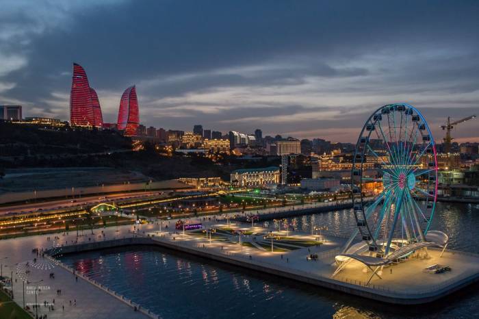 "Комсомольская правда": Баку поражает своей современной архитектурой