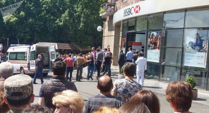 Неизвестные открыли стрельбу в банке в Армении: есть погибший - ВИДЕО