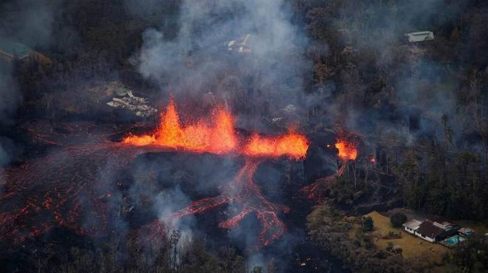 На Гавайях объявили новую эвакуацию после извержения вулкана
