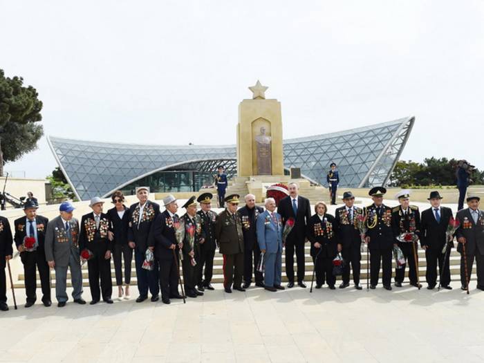 Ильхам Алиев и Мехрибан Алиева приняли участие в церемонии по случаю 73-й годовщины Победы над фашизмом - ФОТО