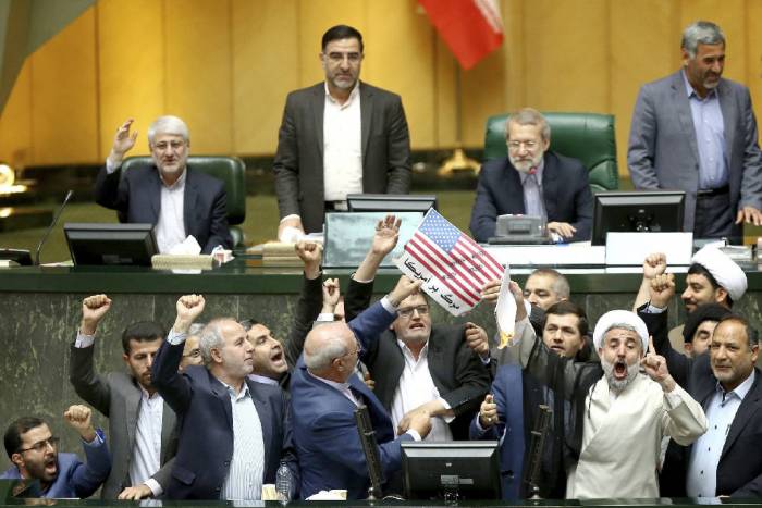 Иранские парламентарии сожгли флаг США и договор СПВД - ВИДЕО 