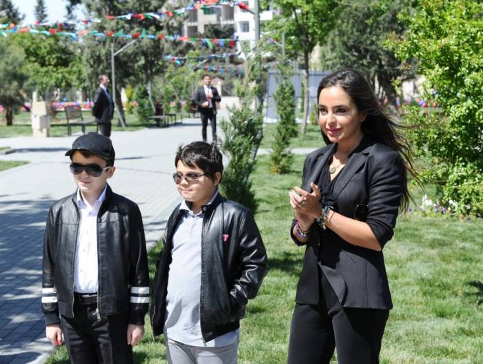 Лейла Алиева приняла участие в открытии благоустроенного двора - ФОТО