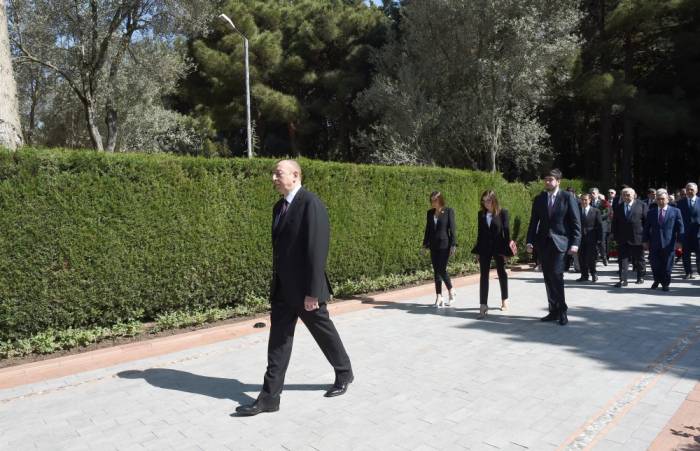 Ильхам Алиев посетил могилу общенационального лидера Гейдара Алиева - ФОТО