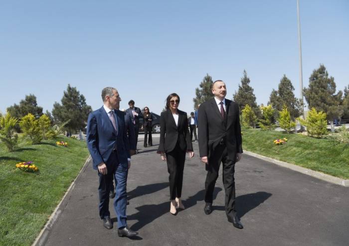 Ильхам Алиев и Первая леди Мехрибан Алиева приняли участие в кампании по посадке деревьев - ФОТО 