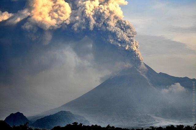 В Индонезии извергается вулкан
