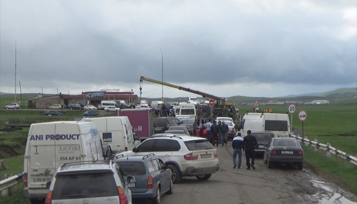 В Армении езиды перекрыли дорогу из-за снижения цен на молоко - ВИДЕО