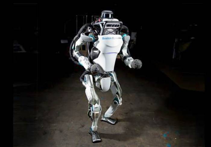 Роботы Boston Dynamics умеют бегать и прыгать