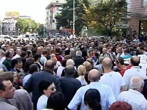 В Тбилиси возобновилась акция протеста с участием молодежи
