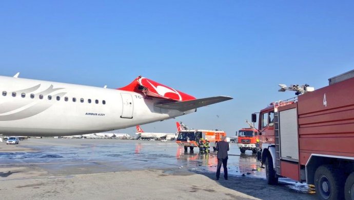 В аэропорту Стамбула cтолкнулись два самолета - ВИДЕО