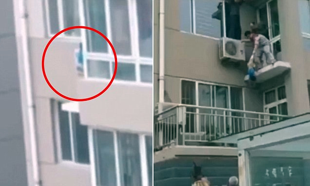 Мужчина поймал сорвавшегося с пятого этажа ребенка - ВИДЕО 
