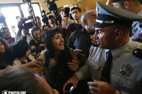 В Ереване демонстранты ворвались в здание городской администрации
