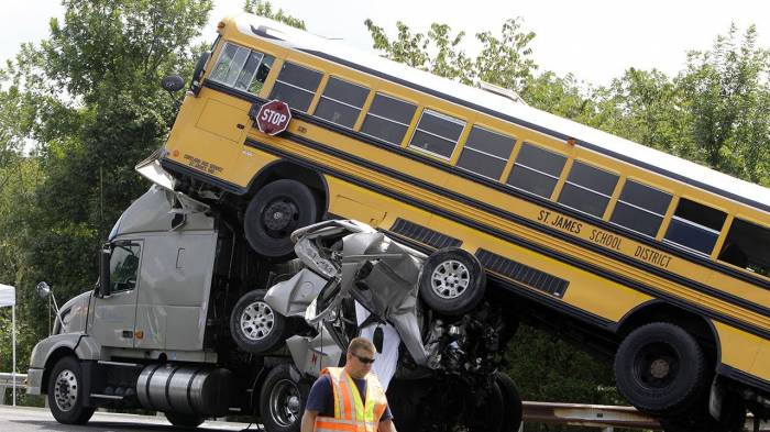 В США столкнулись школьный автобус и грузовик