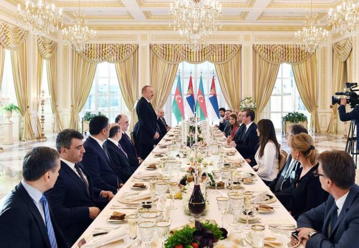От имени Ильхама Алиева в честь Президента Сербии дан официальный прием