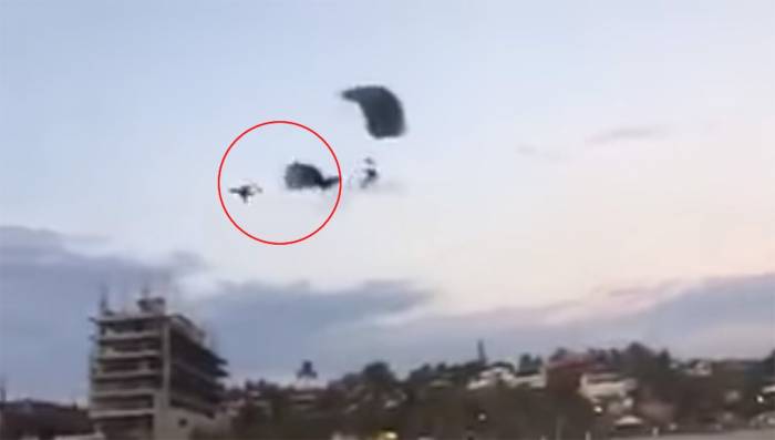 Смертельное падение парашютистов попало на видео - ВИДЕО 