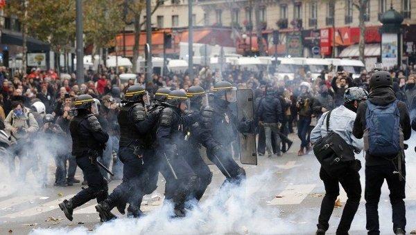 В Париже полиция применила слезоточивый газ