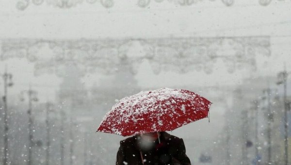 "Погода снова сошла с ума": в Астане после урагана выпал снег - ВИДЕО