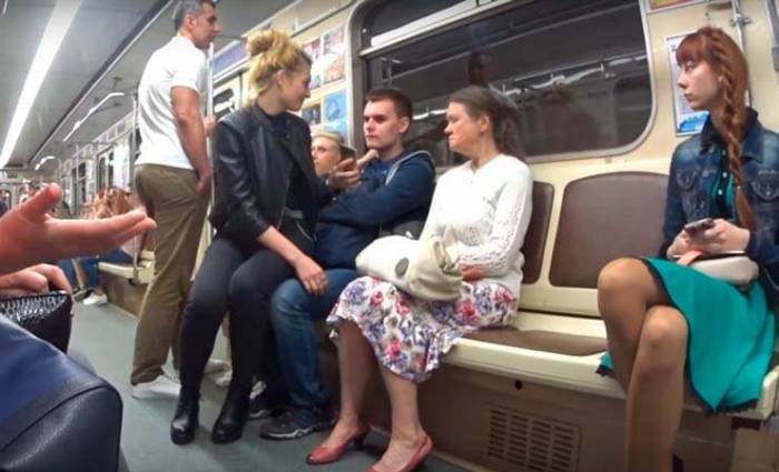 Девушка в метро садится незнакомым парням на колени - ВИДЕО 