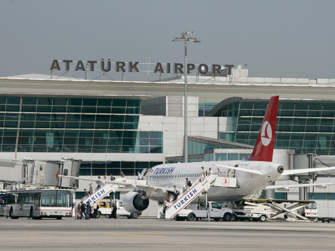 В аэропорту имени Ататюрка возникли проблемы с посадкой самолетов
