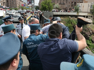 В Ереване затеявший суицид мужчина требовал встречи с Айком Марутяном