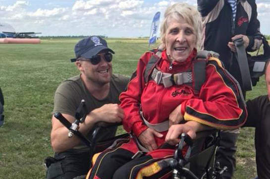 71-летняя пенсионерка прыгнула с парашютом - ВИДЕО