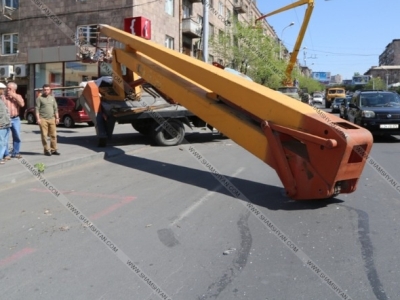 В Ереване рухнул подъемный кран