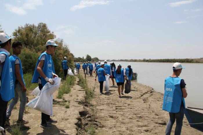 В Азербайджане прошла очередная акция по очистке побережья реки Кура 