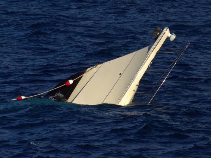 Российское рыболовное судно столкнулось с лодкой в Японском море

