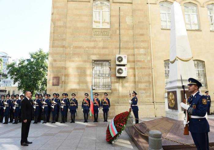 Президент  посетил памятник, воздвигнутый в честь АДР - ФОТО