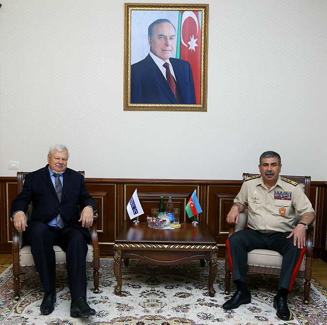 Министр обороны Азербайджана встретился с Анджеем Каспшиком