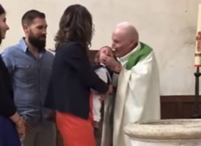 Католический священник ударил ребенка во время крещения - ФОТО - ВИДЕО 