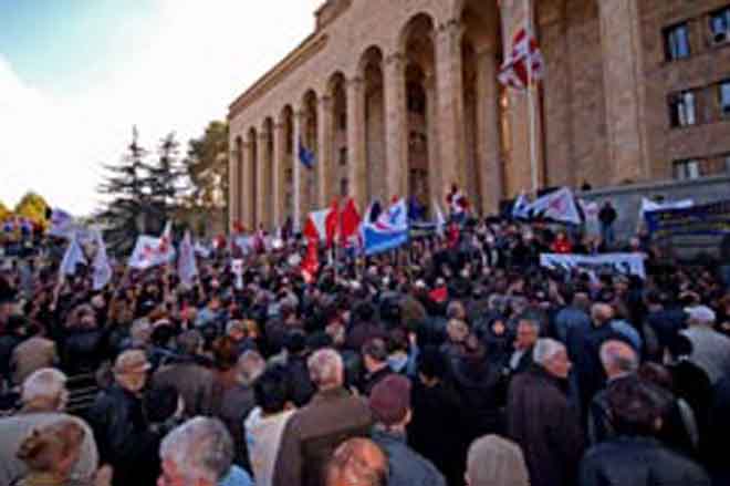 В Тбилиси началась акция протеста у здания парламента