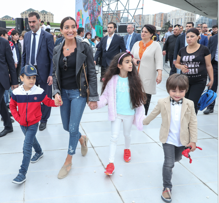 Aрзу Алиева посетила Детский фестиваль в парке Центра Гейдара Алиева - ФОТО